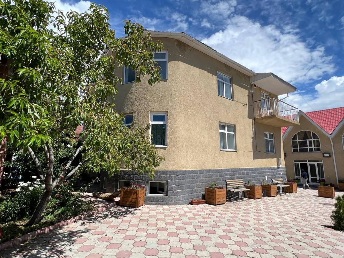 Tan Nuru Guest House Гостевой Дом Тан Нуру チョルポン・アタ エクステリア 写真